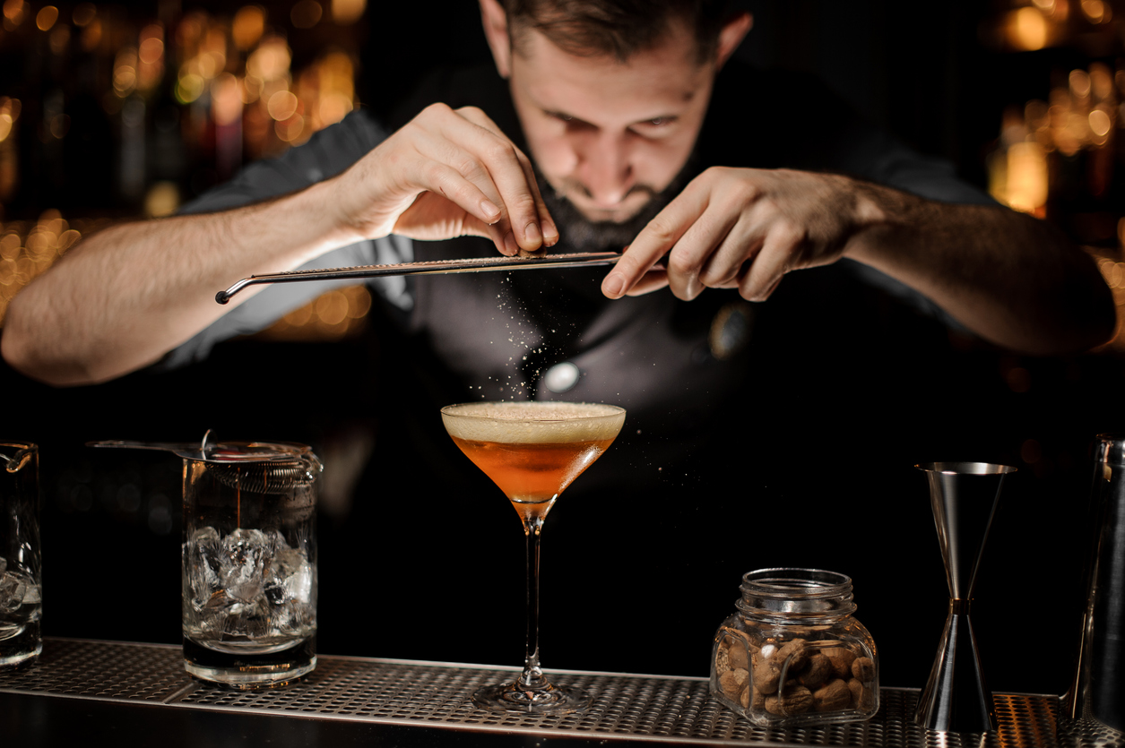 barman en train de confectionner un cocktail - hotel versailles