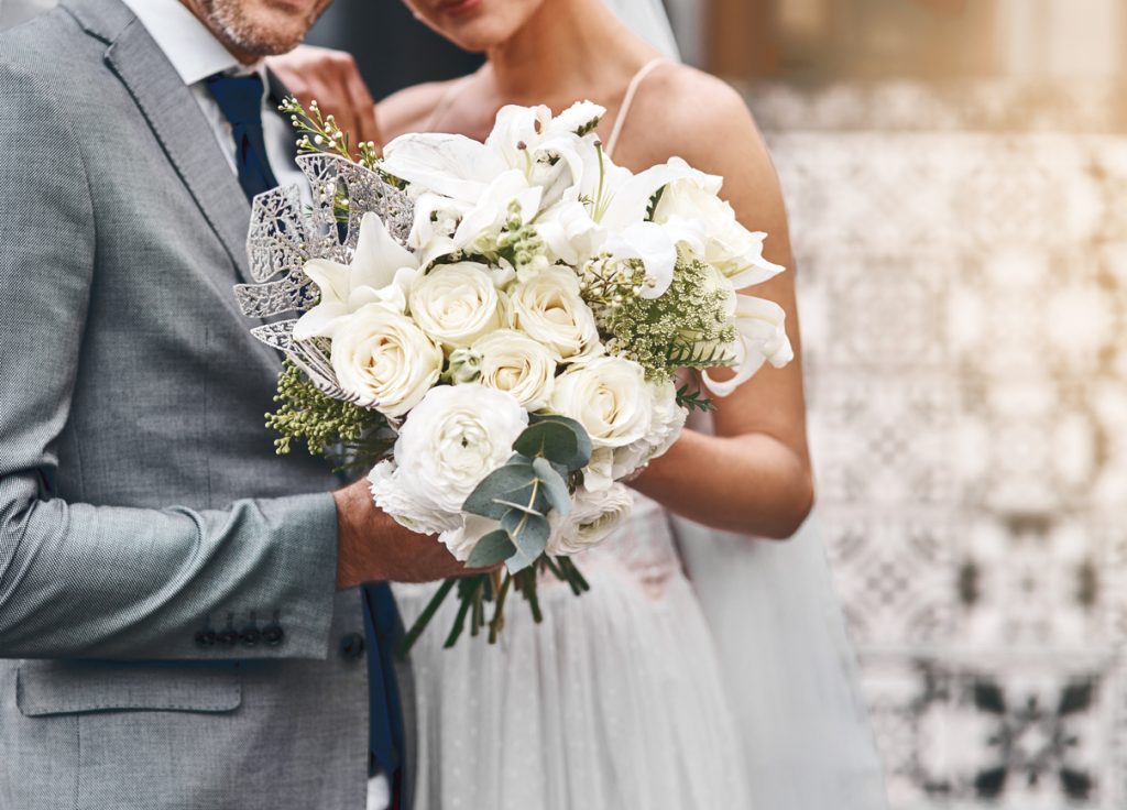 bouquet de fleur tenu par un couple - domaine mariage yvelines