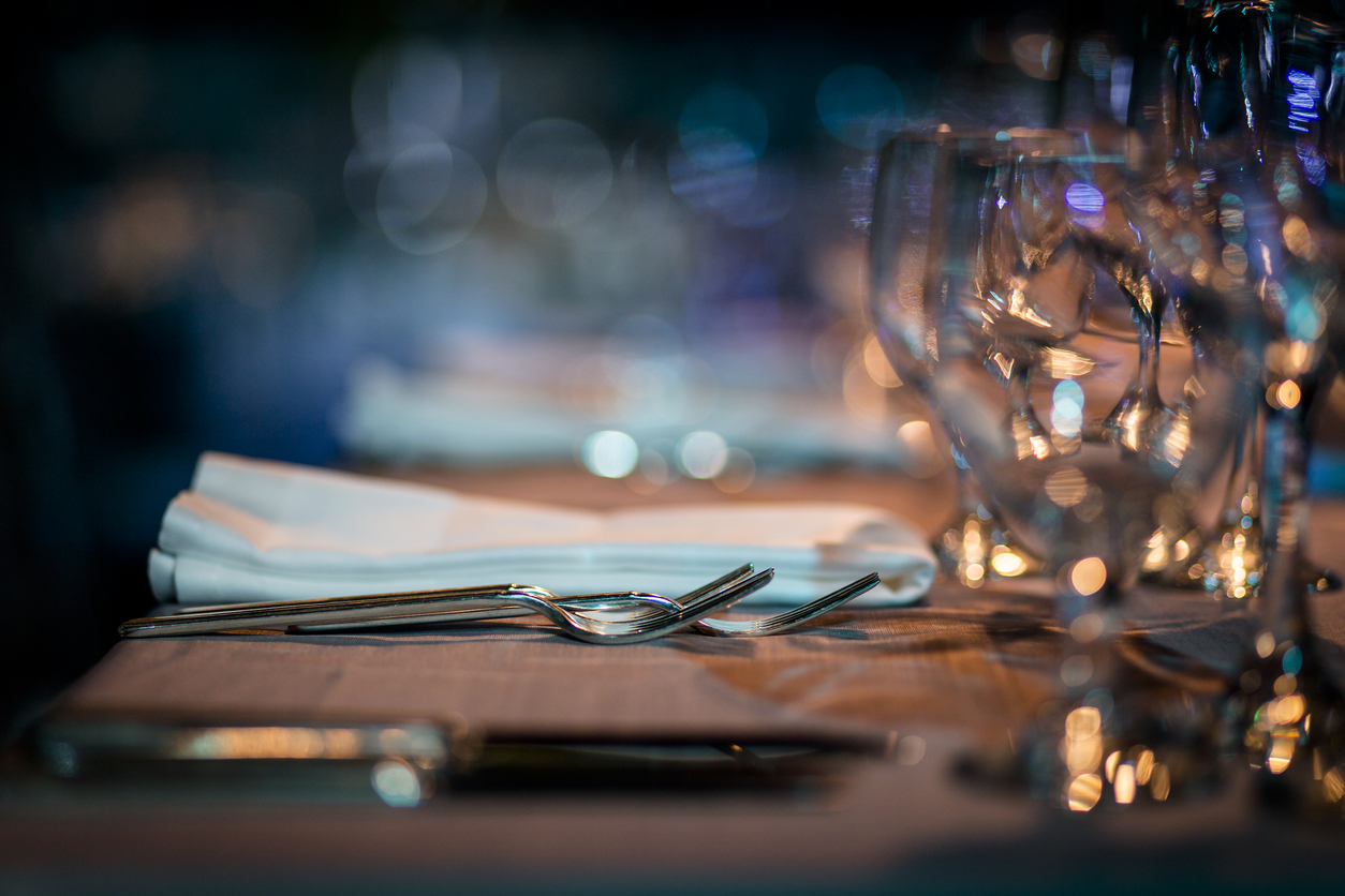 table mise en place avec des couverts - hotel restaurant versailles