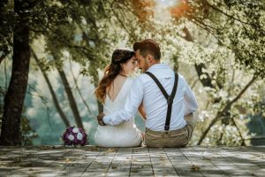 couple marié de dos assis - domaine Mariage Yvelines