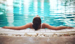 femme au bord d'une piscine - hotel spa yvelines