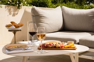 Presse & Actualités 6 Dolce Versailles Domaine du Montcel Le Cedre Bar Terrasse Food 1 25