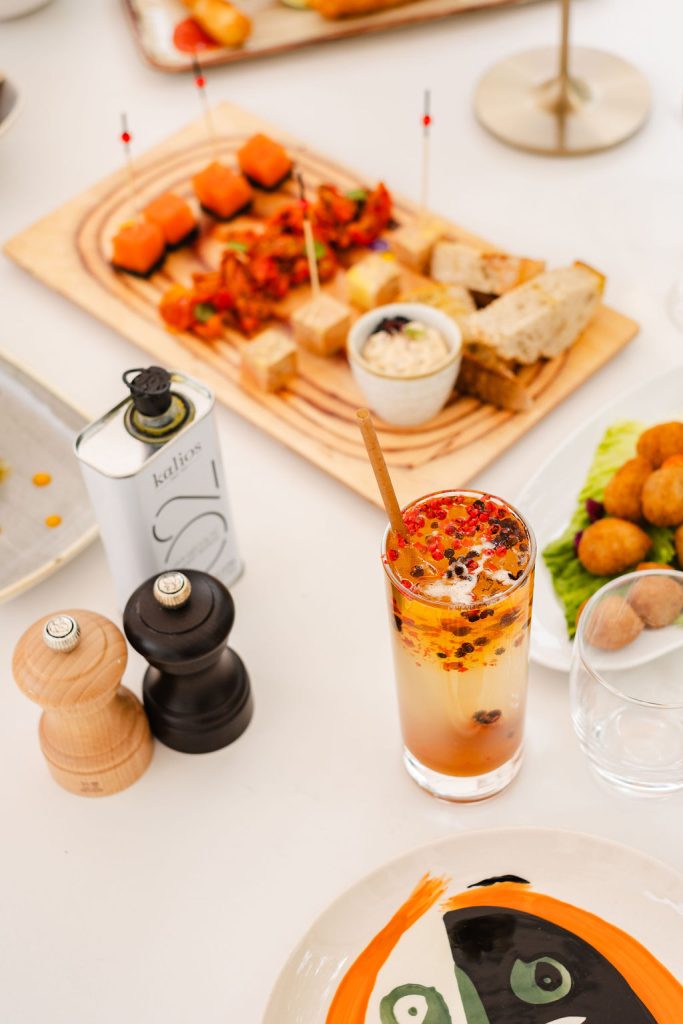 Bar avec terrasse à côté de Versailles : où profiter d’un moment hors du temps près du Château 3 apéritif au bar terrasse Dolce Versailles