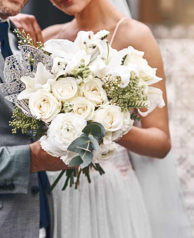 bouquet de fleur tenu par un couple - domaine mariage yvelines