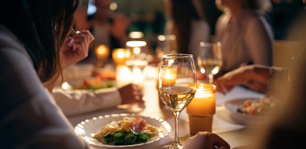 repas entre amis au restaurant - hotel de luxe proche de versailles