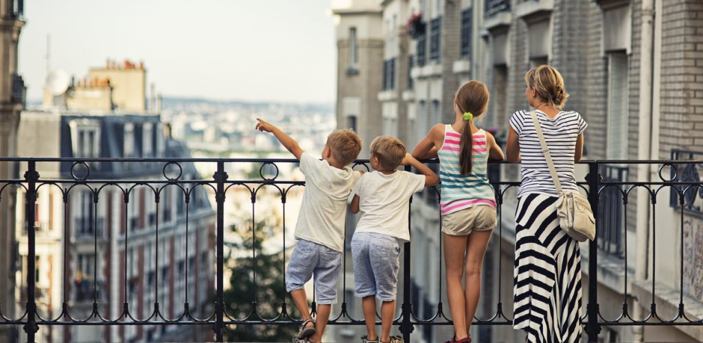 Des enfants avec leur mère qui regardent la vue sur Paris - que faire à paris ce week end en famille